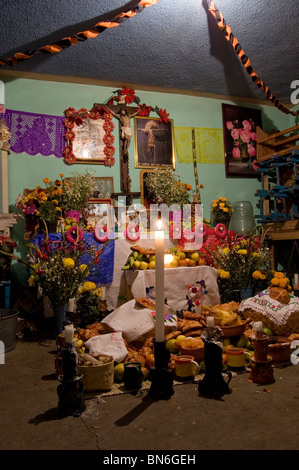 Tag der Toten Altar im Inneren eines Hauses in Mixquic, Mexiko Stockfoto