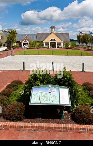 Yorktown, VA - Sep 2009 - Verzeichnis Führer im Innenhof der Riverwalk Landung auf den York River in historischen Yorktown, Virginia Stockfoto