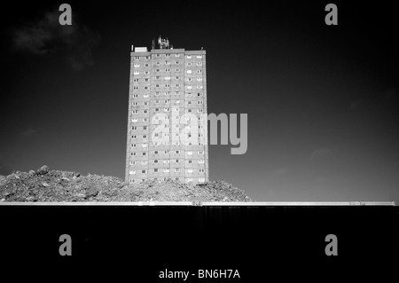Hochhaus Mehrfamilienhaus hinter Metallzaun warten auf Abriss Stockfoto