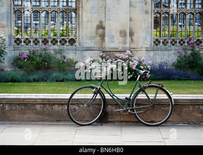 Traditionelle Zyklus geparkt an Wand außerhalb Corpus Christi College in Cambridge UK Stockfoto