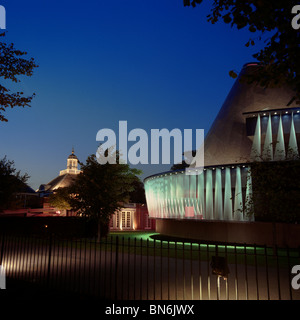 Abenddämmerung Schuss von Serpentine Gallery Pavillon 2007, London UK, von Kjetil Thorsen und Olafur Eliasson, inc.-Galerie im Hintergrund Stockfoto