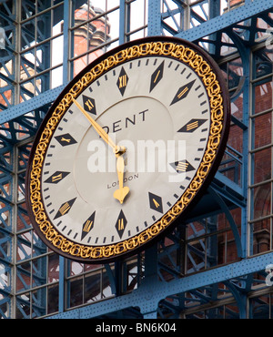 Die berühmte Uhr gemacht von Dent die an St. Pancras International Station in London England UK durch ihre Erbauer rekonstruiert hängt Stockfoto