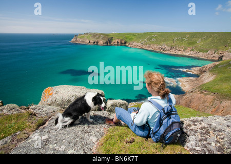 Ein Frauen genießen Cornish Küstenlandschaft an Gwennap Head mit Blick auf Lands End, Cornwall, UK. Stockfoto