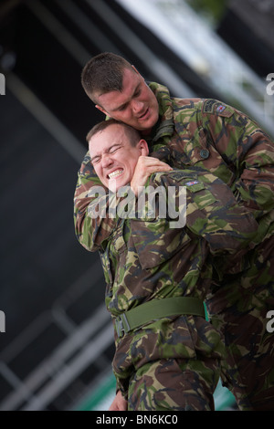 unbewaffneten Kampfes anzeigen Team von HM Royal Marines Commandos im Armed Forces Day 2010 in Bangor County Down Northern Ireland Stockfoto