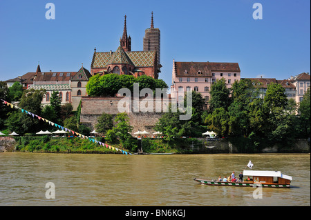 Kabel-Fähre über den Rhein in Basel (Basel, Basel, Basilea) Schweiz mit Basler Münster (Kathedrale) im Hintergrund Stockfoto