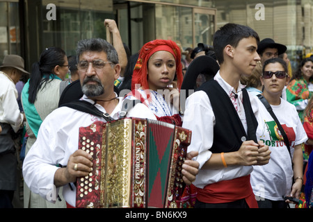 Internationalen Einwanderer Parade, New York: Portugiesisch Amerikaner führen bei der parade Stockfoto