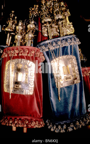 Torahs, Yads und Kronen in der Arche mit geöffneter Tür, Synagoge in London. Stockfoto