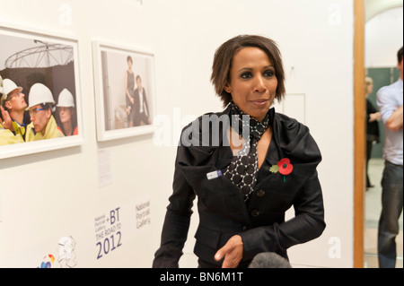 Dame Kelly Holmes vor Brian Griffin Porträts in der National Portrait Gallery zu sehen Stockfoto