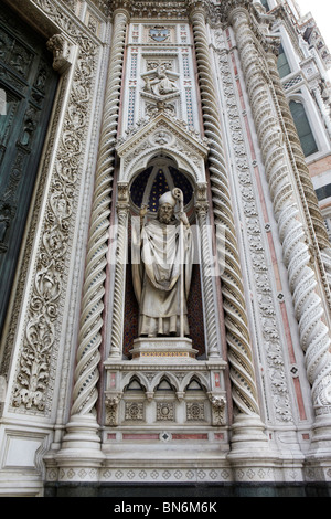 Statue-Detail an der Basilika di Santa Maria del Fiore (Duomo) in Florenz, Italien Stockfoto