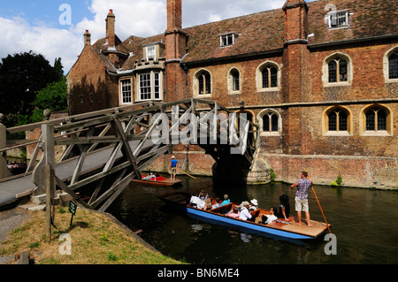 Stechkahn fahren durch mathematische oder hölzerne Brücke, Queens College, Cambridge, England, UK Stockfoto