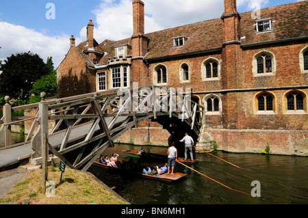 Stechkahn fahren durch mathematische oder hölzerne Brücke, Queens College, Cambridge, England, UK Stockfoto