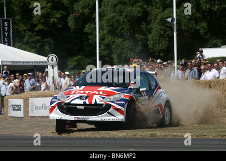 Kris Meeke treibt seinen Peugeot 207 S2000 IRC-Rallye-Auto bergauf auf die 2010 Goodwood Festival of Speed, Goodwood House. Stockfoto