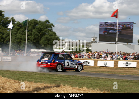 Französischer Rallye-Fahrer Jean Ragnotti führt eine perfekte 360 Spin wiederum vor der Goodwood House in seinem Renault 5 Gordini Turbo Stockfoto