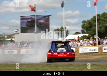 Französischer Rallye-Fahrer Jean Ragnotti führt eine perfekte 360 Spin wiederum vor der Goodwood House in seinem Renault 5 Gordini Turbo Stockfoto