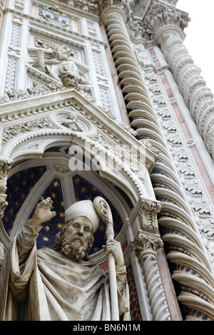 Statue-Detail an der Basilika di Santa Maria del Fiore (Duomo) in Florenz, Italien Stockfoto