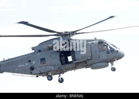 Merlin HM.1 ZH827/80 Arthur von 824 NAS, Royal Navy Hubschrauber, RAF Waddington, Lincoln, International Airshow. AgustaWestland AW101 (EH101 bis Juni 2007) ist ein Medium-Lift Hubschrauber für militärische Anwendungen, auch für zivile Zwecke vermarktet. Der Hubschrauber wurde als Joint Venture zwischen Westland Helicopters in Großbritannien und Agusta in Italien (jetzt fusioniert als AgustaWestland) entwickelt. Das Flugzeug ist in den AgustaWestland Fabriken in Yeovil, England und in Vergiate, Italien hergestellt. Der Name Merlin ist für AW101s in den britischen, dänischen und portugiesischen Streitkräften verwendet. Stockfoto