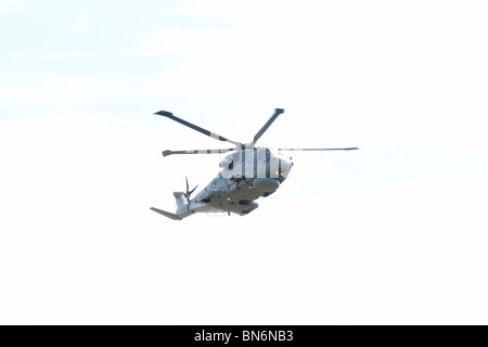 Merlin HM.1 ZH827/80 Arthur von 824 NAS, Royal Navy Hubschrauber, RAF Waddington, Lincoln, International Airshow. AgustaWestland AW101 (EH101 bis Juni 2007) ist ein Medium-Lift Hubschrauber für militärische Anwendungen, auch für zivile Zwecke vermarktet. Der Hubschrauber wurde als Joint Venture zwischen Westland Helicopters in Großbritannien und Agusta in Italien (jetzt fusioniert als AgustaWestland) entwickelt. Das Flugzeug ist in den AgustaWestland Fabriken in Yeovil, England und in Vergiate, Italien hergestellt. Der Name Merlin ist für AW101s in den britischen, dänischen und portugiesischen Streitkräften verwendet. Stockfoto