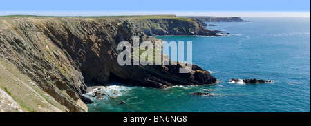 Blick auf die Klippen und die Küste von South Pembrokeshire Küste Wales von der Pembrokeshire Coast Path, Wooltack Punkt und Stockfoto