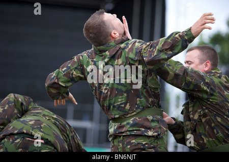 unbewaffneten Kampfes anzeigen Team von HM Royal Marines Commandos im Armed Forces Day 2010 in Bangor County Down Northern Ireland Stockfoto