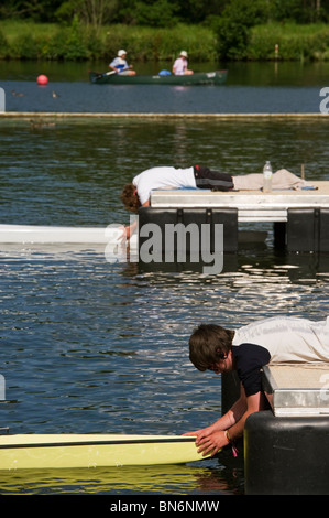 Rennen Starter an der Startlinie auf der Themse bewegungseinschränkende wettbewerbsfähige Boote bei der Henley Royal Regatta Stockfoto