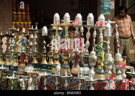 Shisha-Pfeifen oder Hookah-Pfeifen zum Rauchen, zum Verkauf auf dem Assuan-Markt, Assuan, Oberägypten Stockfoto