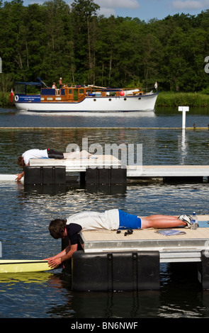 Rennen Starter an der Startlinie auf der Themse bewegungseinschränkende wettbewerbsfähige Boote bei der Henley Royal Regatta Stockfoto