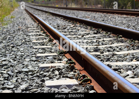 Eisen rostig Zug Eisenbahn Detail über dunklen Steinen Schiene Weg Stockfoto