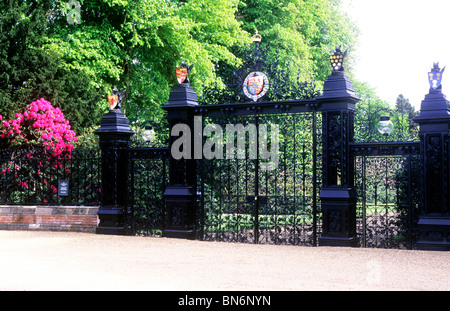 Norwich Gates, Sandringham House, Norfolk England UK Immobilien entworfen von Thomas Jekyll gegossen Schmiedeeisen Schmiedearbeiten 1862 Mantel Mäntel Stockfoto