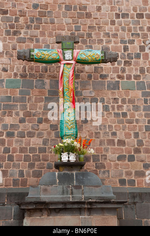 Eine traditionelle Kreuz an der Inka Sonnentempel in Cusco, Peru, Südamerika. Stockfoto