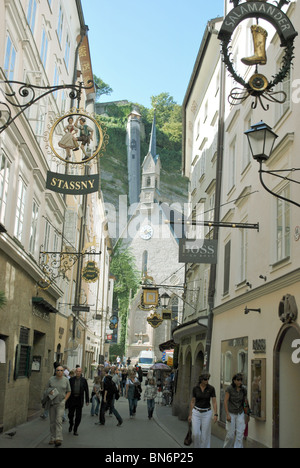 Getriedegasse, Salzburger Hauptstraße mit St. Blasius Kirche (St. Blasius-Kirche) im Hintergrund Stockfoto