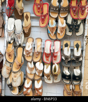 Schuhe zum Verkauf in Assuan Markt, Aswan, Oberägypten Stockfoto