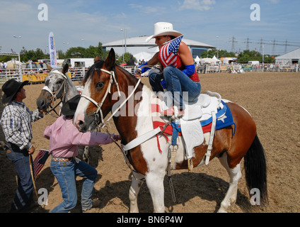 Cowgirl Reiten ein Pferd bei einer Rodeo-parade Stockfoto