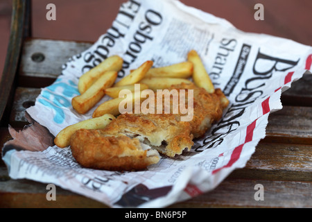 Englischen Fisch Chips serviert Zeitung Stockfoto