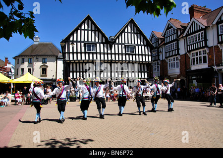 Cotswolds Morris tanzen Anzeige, Marktplatz, Evesham, Worcestershire, England, Vereinigtes Königreich Stockfoto