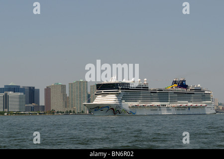 Norwegian Epic hinunter den Hudson River nach konstituierenden Zeremonien in New York City. 5. Juli 2010 Stockfoto