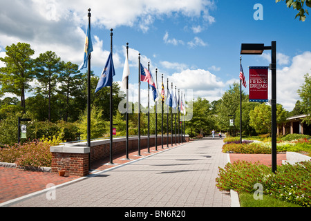 Anzeige der Flaggen außerhalb Besucherzentrum am Colonial Williamsburg Geschichtsmuseum Leben Stockfoto