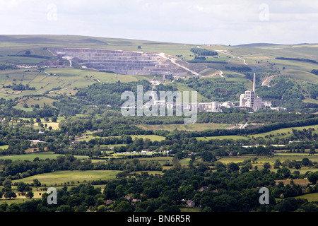 Castleton Zementwerk Fabrik von Bamford Gritstone Rand hohe Gipfel Nationalpark Derbyshire England Stockfoto