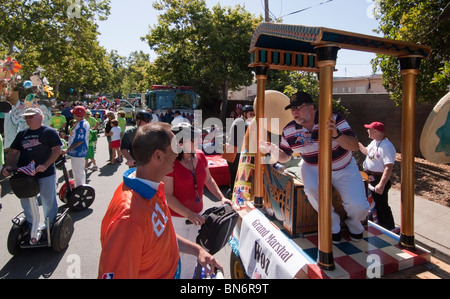 Mitbegründer Steve Wozniak, Apple Inc. wurde der Grand Marshall in 2010 Rose, weiß & blau 4th of July Parade in San Jose, CA Stockfoto