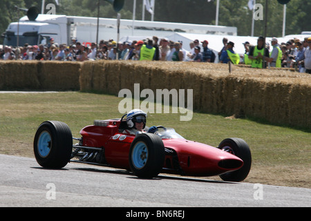 Sir John Surtees treibt sein Ferrari F1-Auto bergauf auf die 2010 Goodwood Festival of Speed. Stockfoto