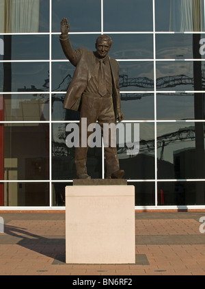 Bronzestatue von Ted Bates bei Southampton Football Club St. Mary-Hampshire England UK Stockfoto