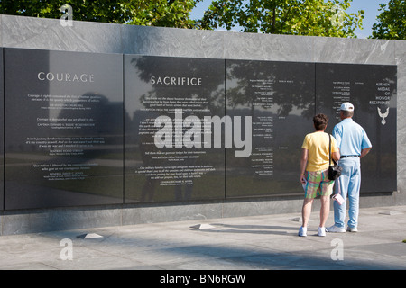 Paar lesen Medal Of Honor Inschriften an der Wand bei der United States Air Force Memorial in Arlington, Virginia Stockfoto