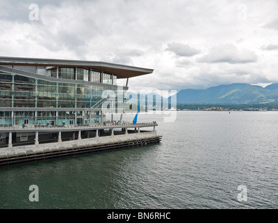 Blick Richtung Nord Vancouver hinter Burrard Inlet aus Canada Place. Downtown Vancouver BC Kanada Stockfoto