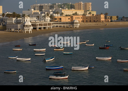 Angeln Boote Schwimmer Weg von La Caleta Strand in Cadiz, Andalusien, Spanien, 30. April 2010. Stockfoto