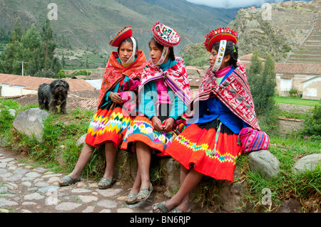 Peruanische Kinder im traditionellen Kleid in Ollantaytambo, Urubamba-Tal, Peru, Südamerika. Stockfoto