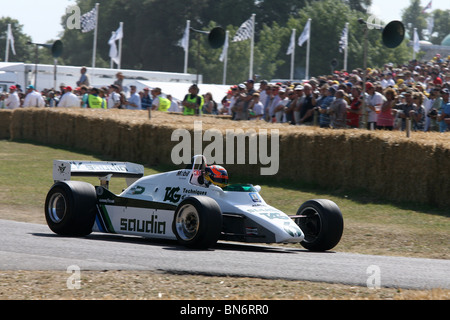 Karun Chandhok fährt ein Williams F1-Auto bergauf auf dem Goodwood Festival of Speed 2010. Stockfoto