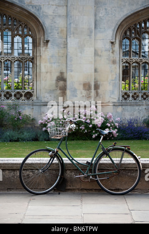 Traditionelle Zyklus geparkt an Wand außerhalb Corpus Christi College in Cambridge UK Stockfoto