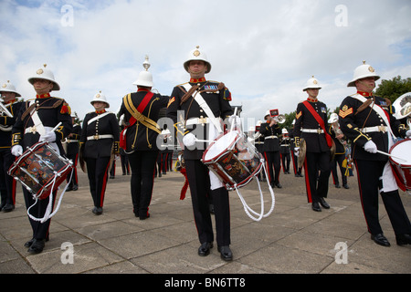 Hornist und Schlagzeuger der Band von HM Royal Marines Schottland am Armed Forces Day 2010 in Bangor County Down Northern Ireland Stockfoto