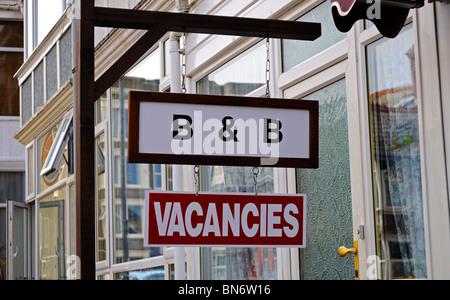 eine offene Stellen Schild hängen außerhalb einer B & B in Newquay, Cornwall, UK Stockfoto