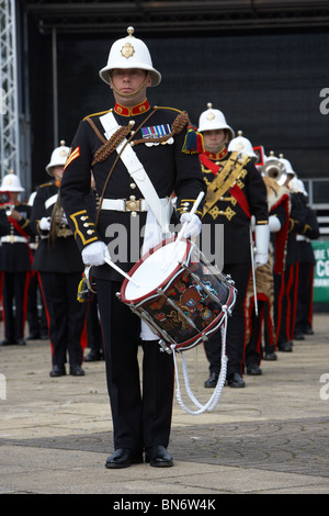 Hornist und Schlagzeuger der Band von HM Royal Marines Schottland am Armed Forces Day 2010 in Bangor County Down Northern Ireland Stockfoto