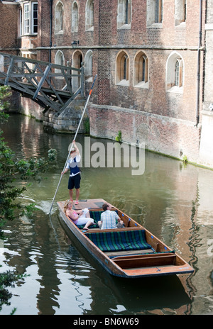 Geführte Stocherkahn-Tour auf dem Fluss Cam in der Nähe der mathematischen Brücke. Zwei Touristen in Punt an sonnigen Sommertag. Stockfoto